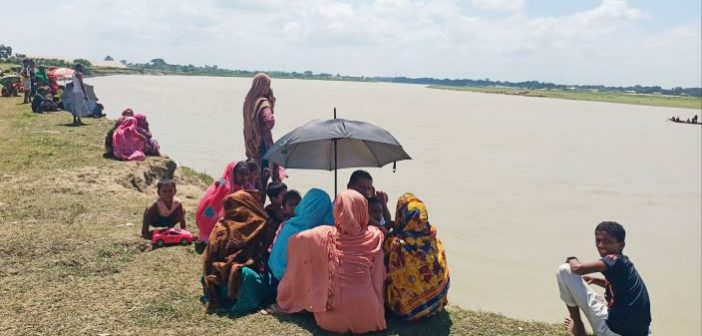 ফায়ার সার্ভিসের দু’টি ইউনিট ও চার সদস্যের ডুবুরি দল ঘটনাস্থলে উদ্ধার অভিযান শুরু করেছে।