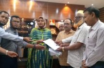 সরকারী কর্মচারীদের মানববন্ধন ও স্মারকলিপি