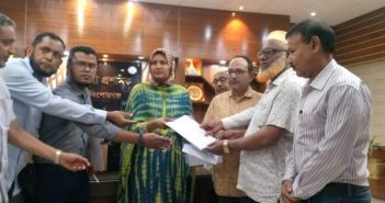 সরকারী কর্মচারীদের মানববন্ধন ও স্মারকলিপি