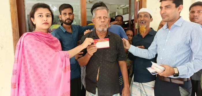 ভিজিএফ কার্ডের জন্য উপজেলায় অসহায়দের ভীড়, নিরাশ করেননি ইউএনও
