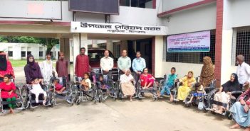 পাকুন্দিয়ায় হুইল চেয়ার বিতরণ