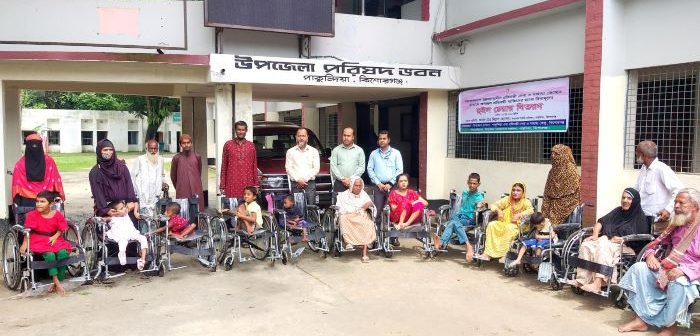 ১২ জন প্রতিবন্ধী পেল বিনামূলে হুইল চেয়ার
