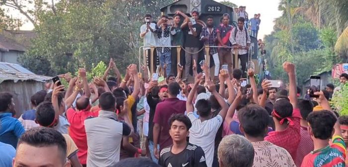 বাজিতপুরে বিএনপি নেতা ইকবালের মনোনয়নের দাবিতে ট্রেন আটকিয়ে বিক্ষোভ