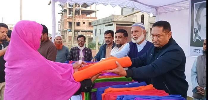 খালেদা জিয়ার রুহের মাগফেরাত কামনায় দোয়া ও শীতার্তের মাঝে কম্বল বিতরণ