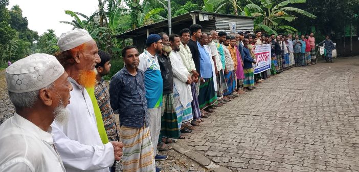 ফসল রক্ষায় উদ্দেয়ার খাল পুনঃখননের দাবিতে চার গ্রামের কৃষকদের মানববন্ধন