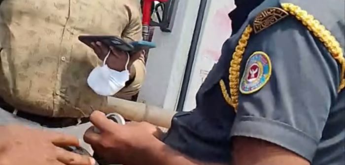 লাইন না মেনে তেল নিতে গিয়ে ইউএনও’র হাতে ধরা কারারক্ষী