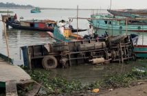 ফেরী-ট্রাক উল্টে মৃত্যু