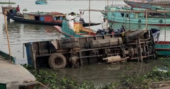 ফেরী-ট্রাক উল্টে মৃত্যু