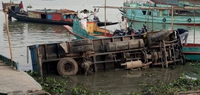 ফেরী-ট্রাক উল্টে মৃত্যু